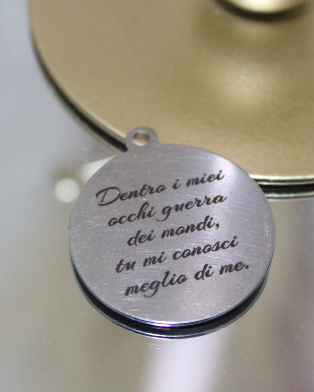 CIONDOLO IN ACCIAIO CON INCISIONE